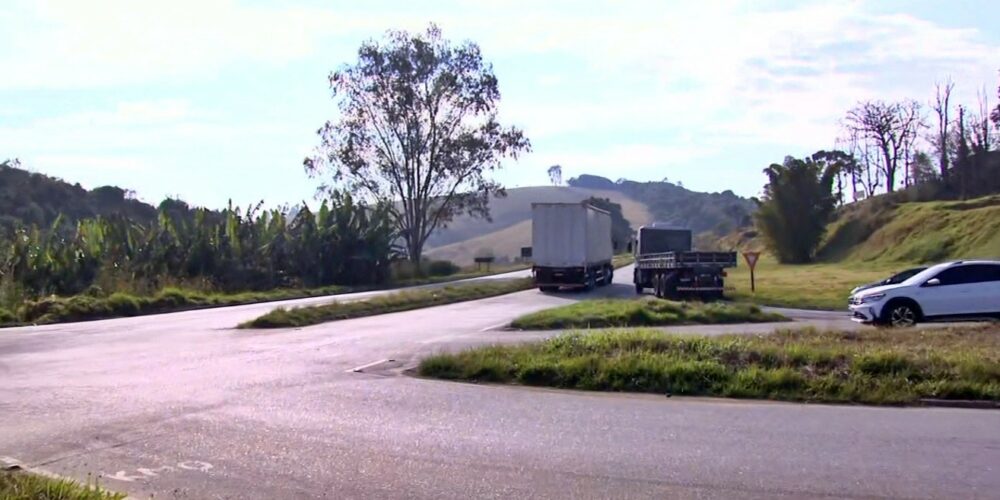 Carreta com álcool tomba e interdita BR-251, em Grão Mogol, nos dois  sentidos, Grande Minas